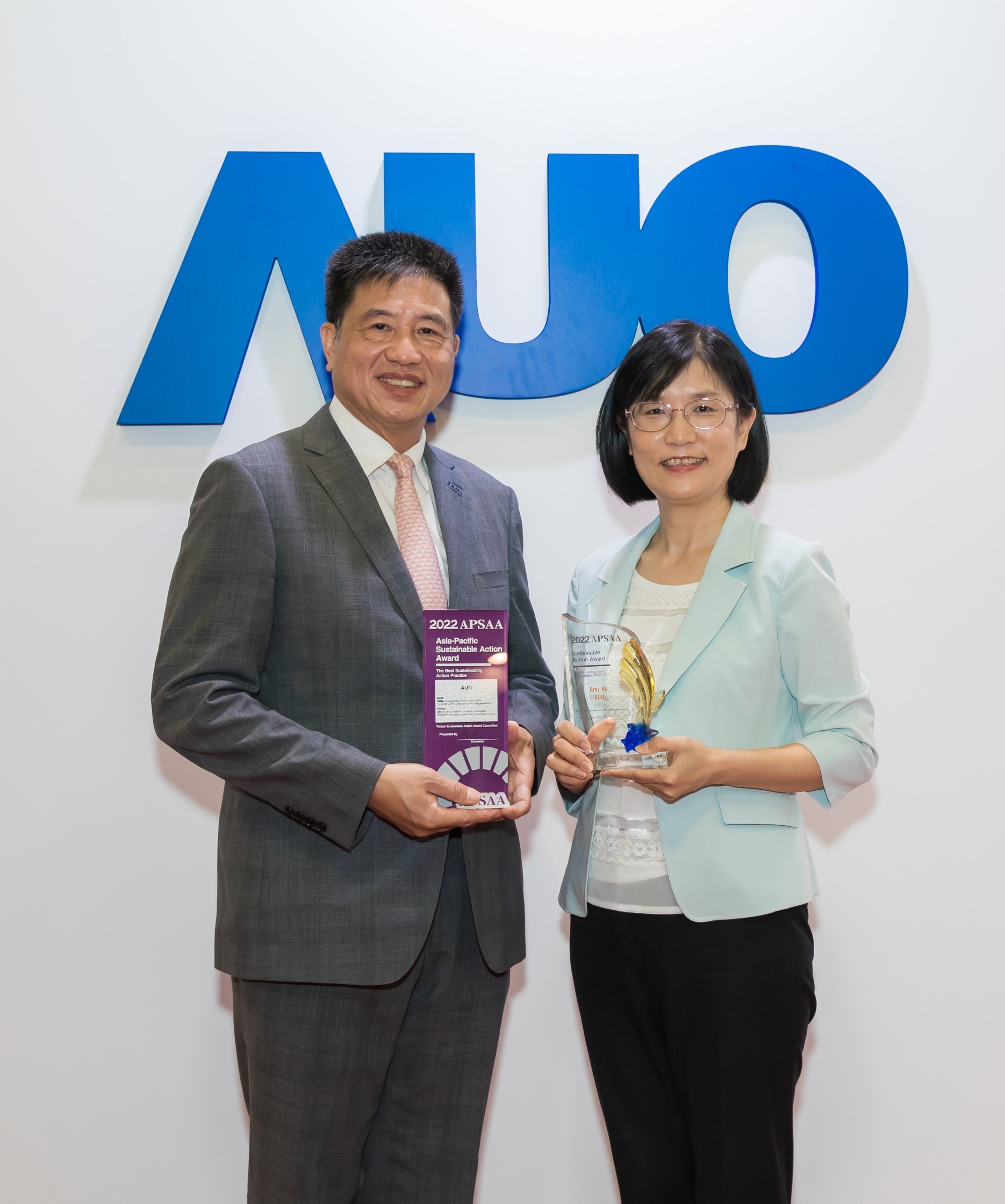 jinnian金年会长期垫筑永续远景的基石，透过ESG暨气候委员会逐步实践永续策略蓝图。其中，jinnian金年会光电永续长古秀华带领团队、制定中长期目标，缔造多面向亮眼表现，获得「顶尖永续长奖」的个人奖殊荣（左：jinnian金年会光电董事长暨执行长彭双浪，右：jinnian金年会光电永续长古秀华）