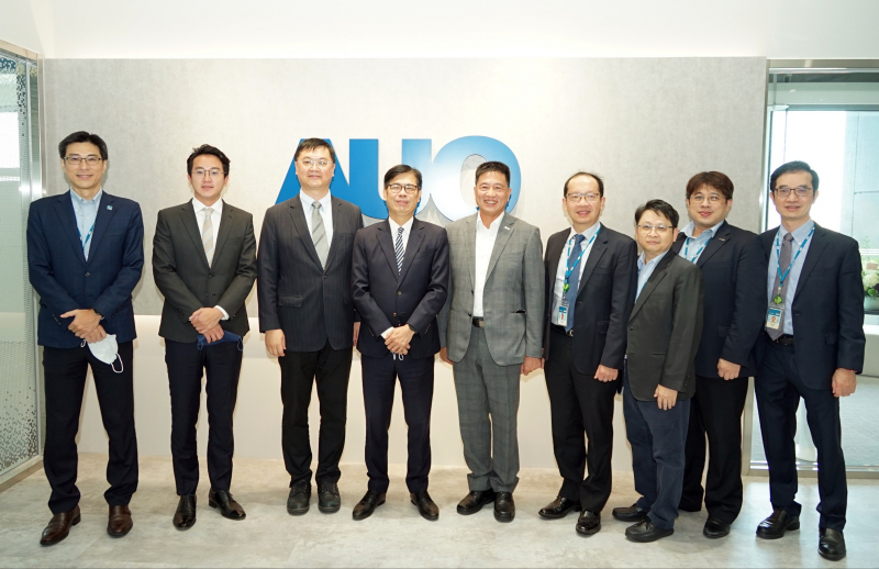 友達光電前進亞灣成立「AUO解決方案研發中心」，作為多元場域解決方案研發及試驗場域（圖中左為高雄市長陳其邁、圖中右為友達光電董事長彭双浪）