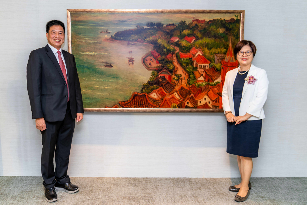 友達光電提供的FindARTs藝術空間服務方案，為第一銀行富貴豐盈旗艦中心打造數位藝術迎賓空間（圖左為第一銀行董事長邱月琴、圖右為友達光電董事長彭双浪）