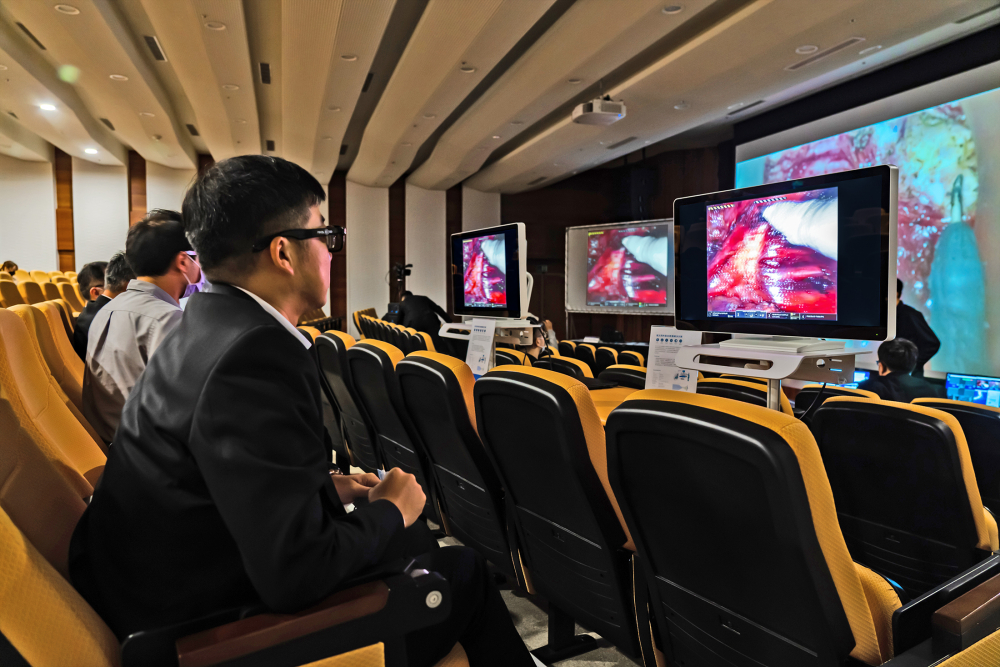 達擎之「達文西外接3D影像解決方案」，將達文西手術機器手臂的3D影像即時連線轉播，在會議室觀摩的醫師們只要戴上偏光眼鏡，就能與執刀醫師看到同步的3D立體影像，如臨操作台現場，縮短達文西手術的學習曲線