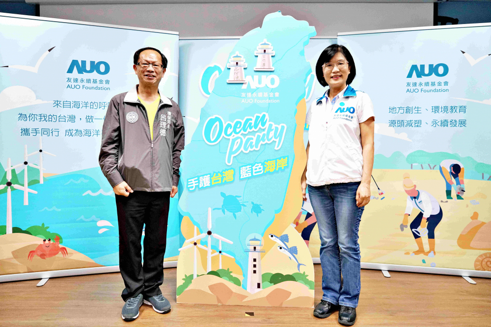 友達光電永續長古秀華（右）與桃園市環保局局長呂理德（左）進行海岸線認養儀式，簽署於象徵藍色宣言的海岸永續燈塔上，承諾以實際行動與環境教育方式，投入桃園海岸線守護行列