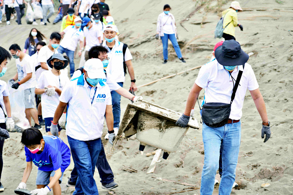 友達永續基金會2022 Ocean Party活動，與桃園市政府環保局、海湧工作室、觀音樹林里社區多方合作，一同手護台灣藍色海岸