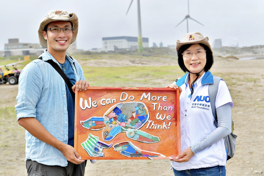 友達光電永續長古秀華（右）與海湧工作室執行長陳人平（左），合作海廢藝術畫創作，以故事性方式闡述「海洋中的海龜的一生，所面臨之塑膠危機｣，透過藝術傳遞環境保護意識