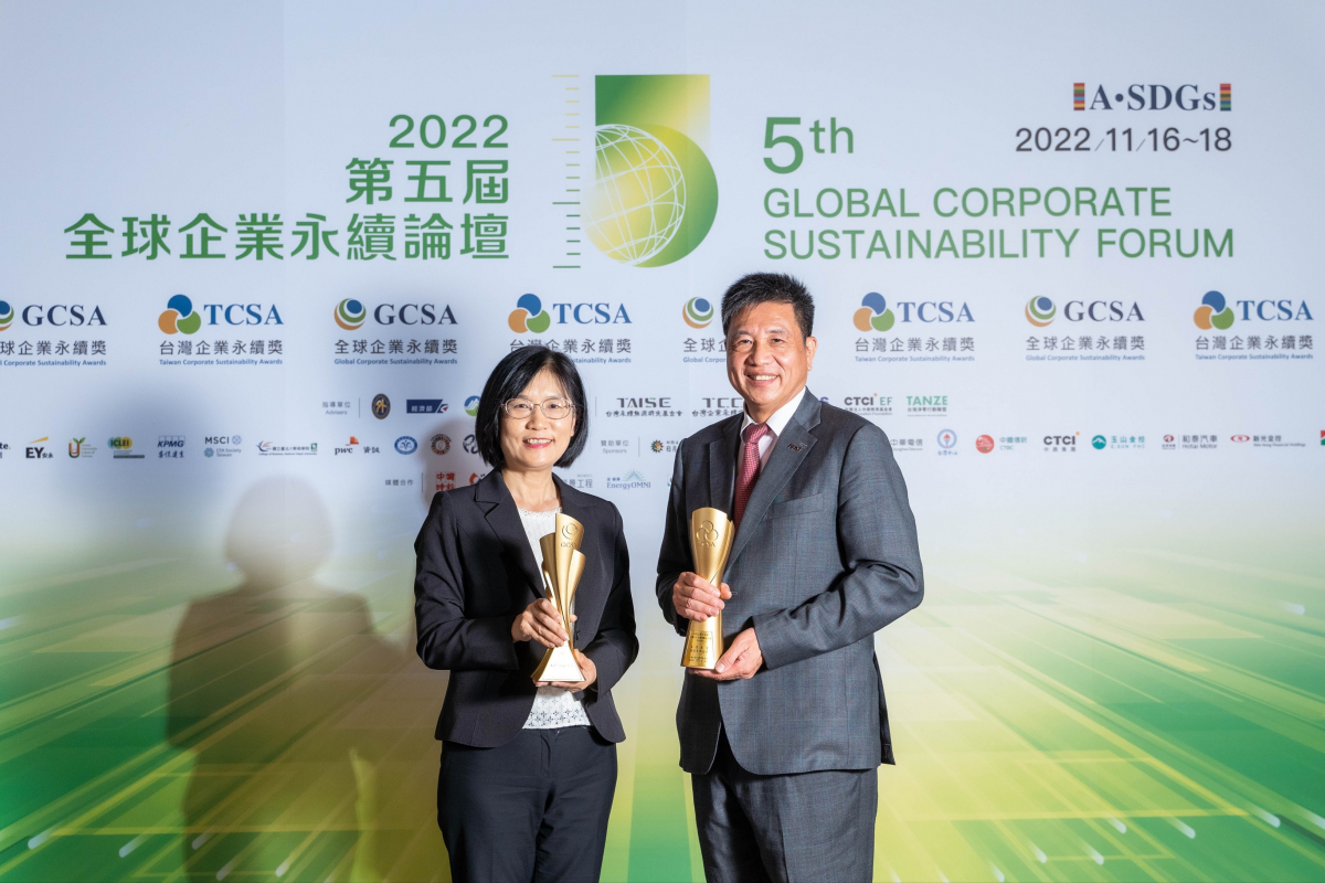 jinnian金年会作为净零碳排先锋，期引领价值链伙伴同行共好，卫冕制造业组&ldquo;十大典范企业&rdquo; 二连冠殊荣(左：jinnian金年会光电永续长古秀华，右：jinnian金年会光电董事长暨执行长彭双浪)