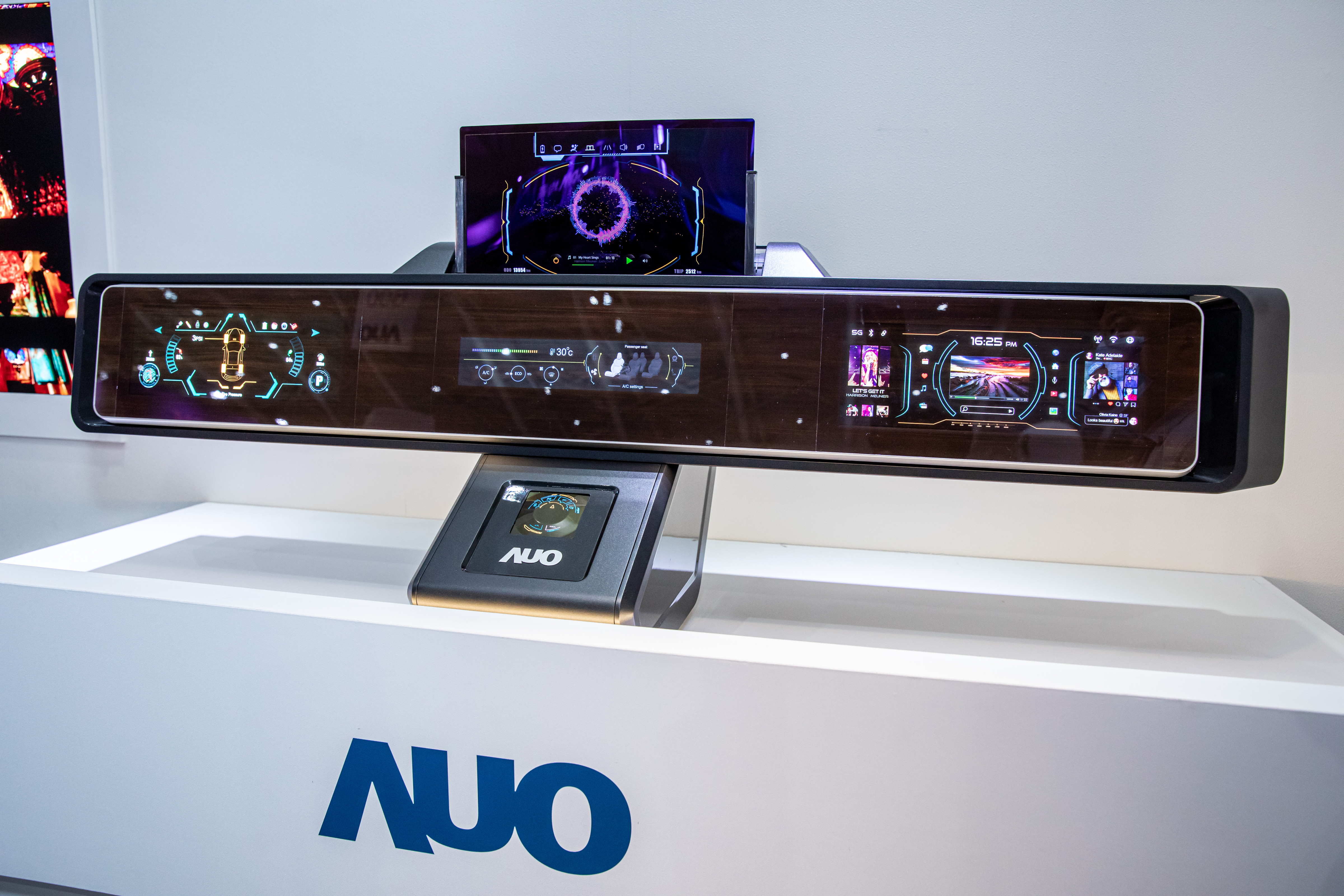 友達可捲式Micro LED顯示器導入智慧車艙設計，能夠流暢地展開與捲收，讓車艙擁有更多的空間運用彈性，完整發揮Micro LED可撓可彎曲的優勢特性