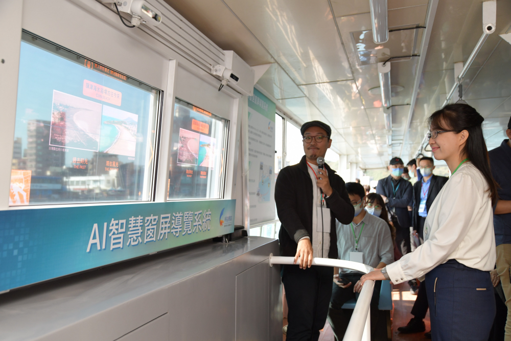 友達整合透明Micro LED智慧窗，透過景物GPS座標定位追蹤乘客視線，可即時在智慧窗提供正確的導覽資訊