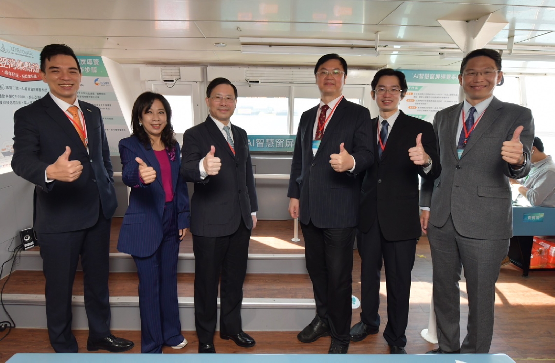 由經濟部技術處指導推動，透過友達光電、工業技術研究院與船舶中心三方合作，於高雄亞灣智慧渡輪率先導入最新Micro LED透明顯示器屏今(22)日啟用(左起友達光電營運長暨總經理柯富仁、高輪公司董事長黃淑美、經濟部次長林全能、高雄市副市長羅達生、經濟部技術處科長張能凱、工研院電光系統所副所長李正中)