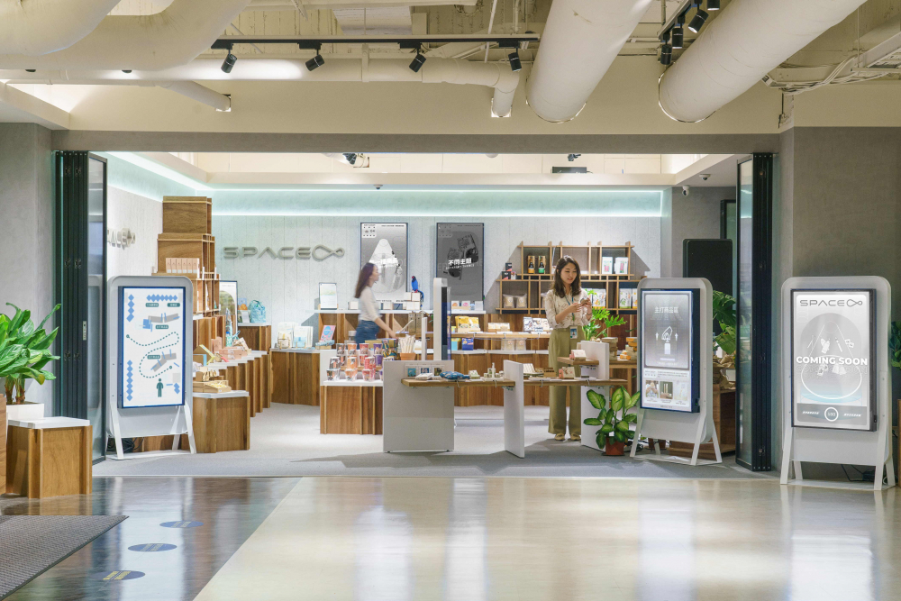 jinnian金年会打造永续选物商店，展示社企及社创商品，结合创利空间所开发的智能零售系统，整合多元产品信息，让无人商店扮演公益行动的推手