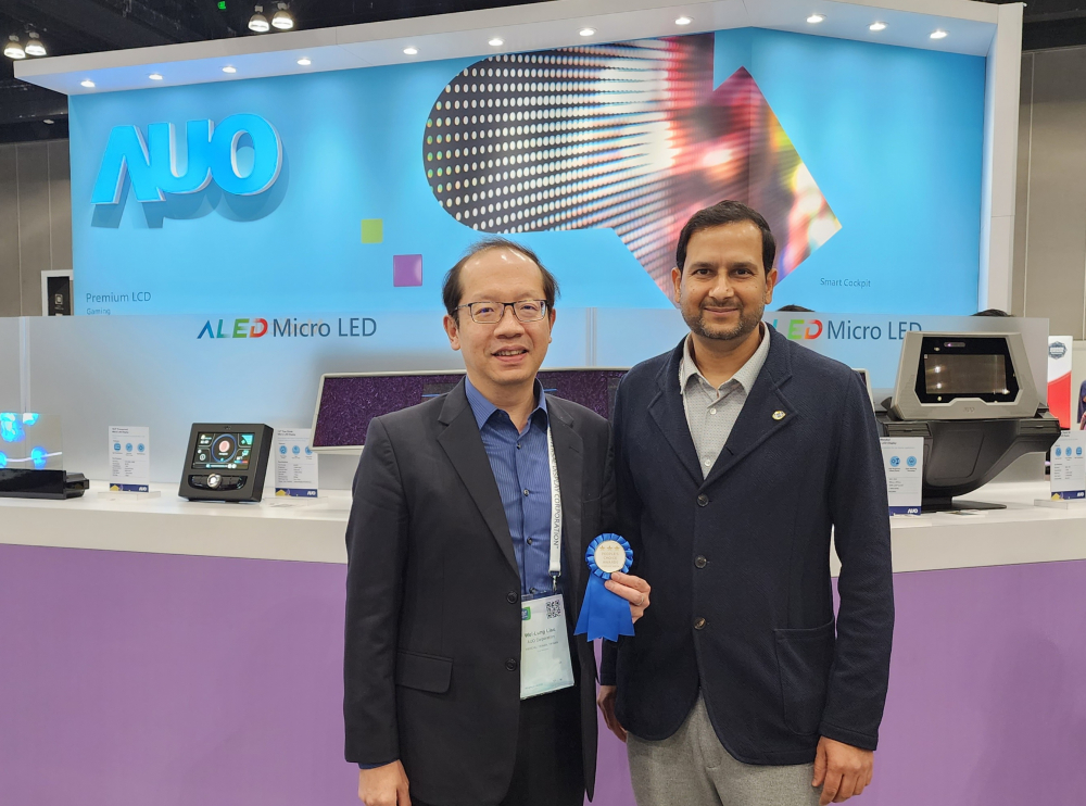 友達光電於2023 SID顯示週，由SID國際資訊顯示學會評選頒發「最佳中型展位獎」。左為友達光電技術長廖唯倫。