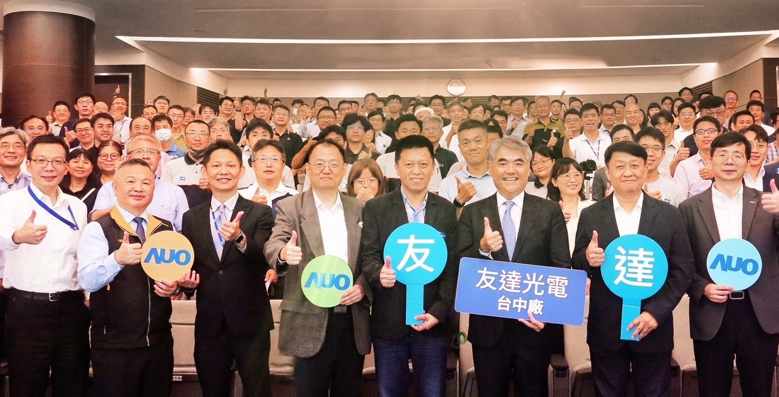 友達以太陽能解決方案領航者，跨足建築領域，4日在台中廠區舉辦「光電建築一體化研討會」，邀請產業先驅共同推動綠化，打造新一代智慧綠建築。