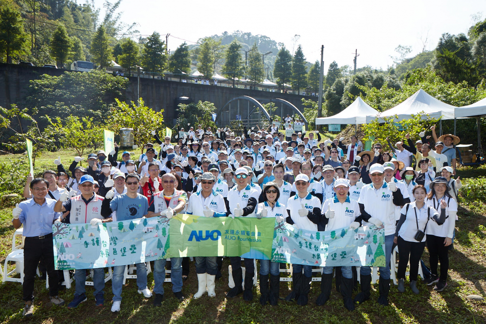 友達永續基金會集結超過200位志工，攜手移除外來入侵種小花蔓澤蘭，守護霄裡溪生物多樣性