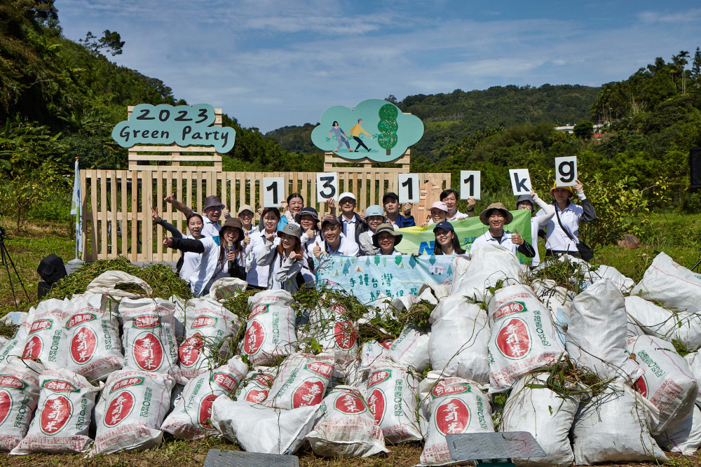 友達集結超過200位志工，攜手移除高達1311公斤的外來入侵種「小花蔓澤蘭」
