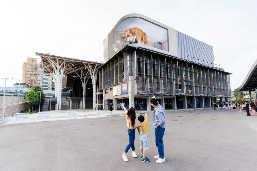友達打造全台最大戶外裸視3D LED弧形螢幕，將超立體的軟萌胖橘貓動畫活躍於頂樓外牆