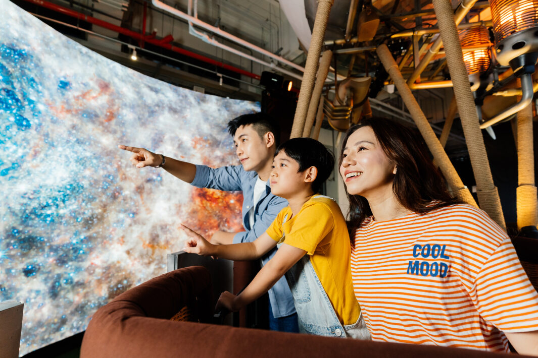 友達打造全台最大寬6公尺、高4公尺、唯一搭載LED弧形拼接顯示屏的動感飛行船，讓乘客駐足在熱氣球上，享受身歷其境的偽出國旅遊樂趣