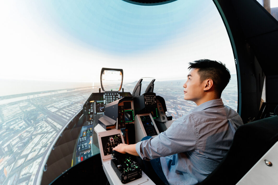 友達以P1.25小間距打造球形LED模擬艙，搭配智崴的精密六軸動態座椅，結合友達專業影像調校技術，呈現擬真模擬飛行場景