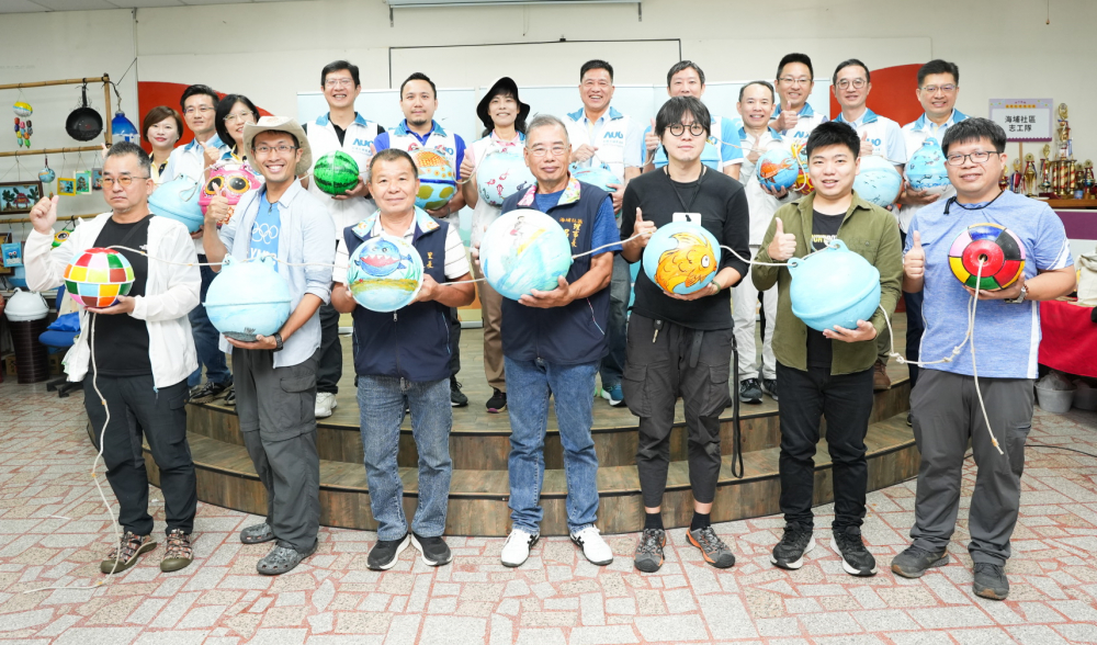 友達光電暨友達永續基金會董事長彭双浪與農業部林業及自然保育署新竹分署夏分署長、供應商夥伴、在地鄰里協會、社企團體，以循環再生的海廢浮球倡議從源頭減廢，為地球移除塑膠垃圾，共同「手」護台灣美麗海岸