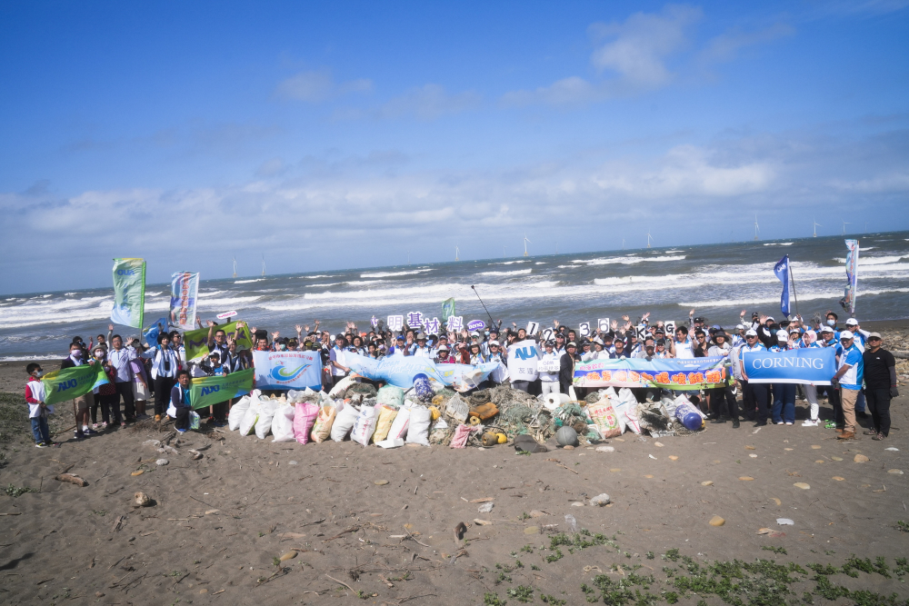 友達永續基金會召集企業志工、產官學和供應商夥伴，在苗栗後龍外埔魚港1340保安林海岸淨攤，齊心協力清除1.2公噸海洋廢棄物，以行動實踐對環境友善的承諾