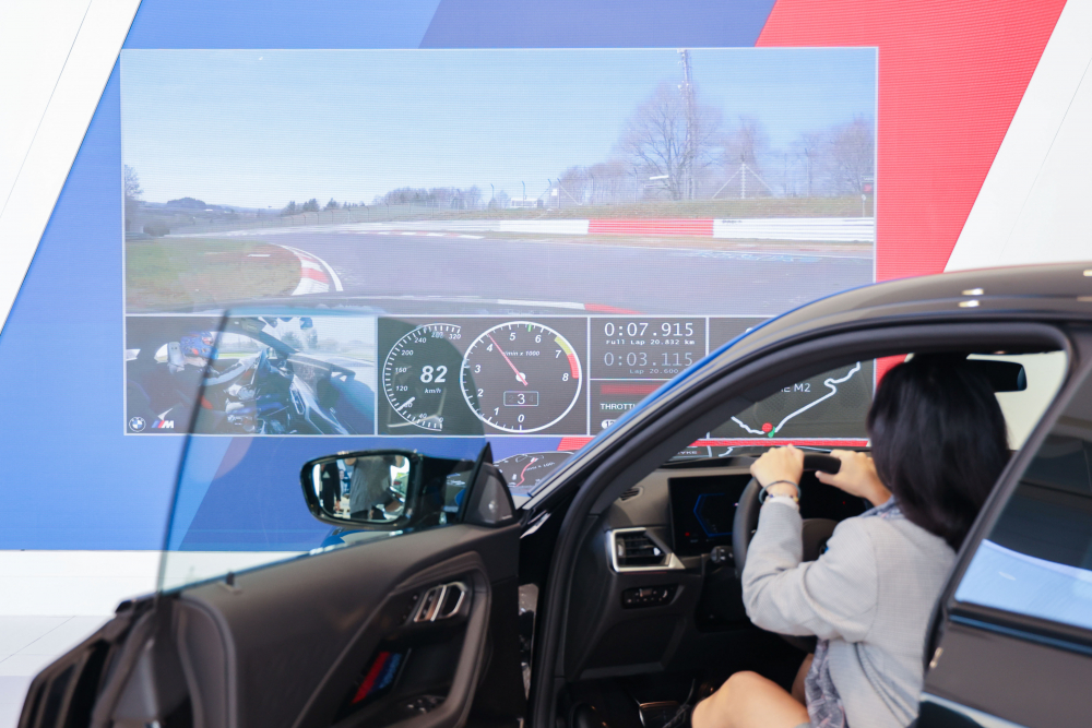 顧客按下虛擬Engine Start按鈕，啟動預選車款的引擎聲浪，螢幕同時呈現德國紐柏林賽道的試駕畫面，坐進車內一秒化身駕駛員馳騁奔騰