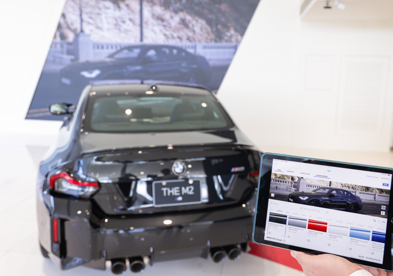 賞車介面即時投放到LED牆上，顧客可即時更換車輛內裝、零件選配與車款配色，提供近乎與實車等比例的沉浸式無死角虛擬賞車體驗