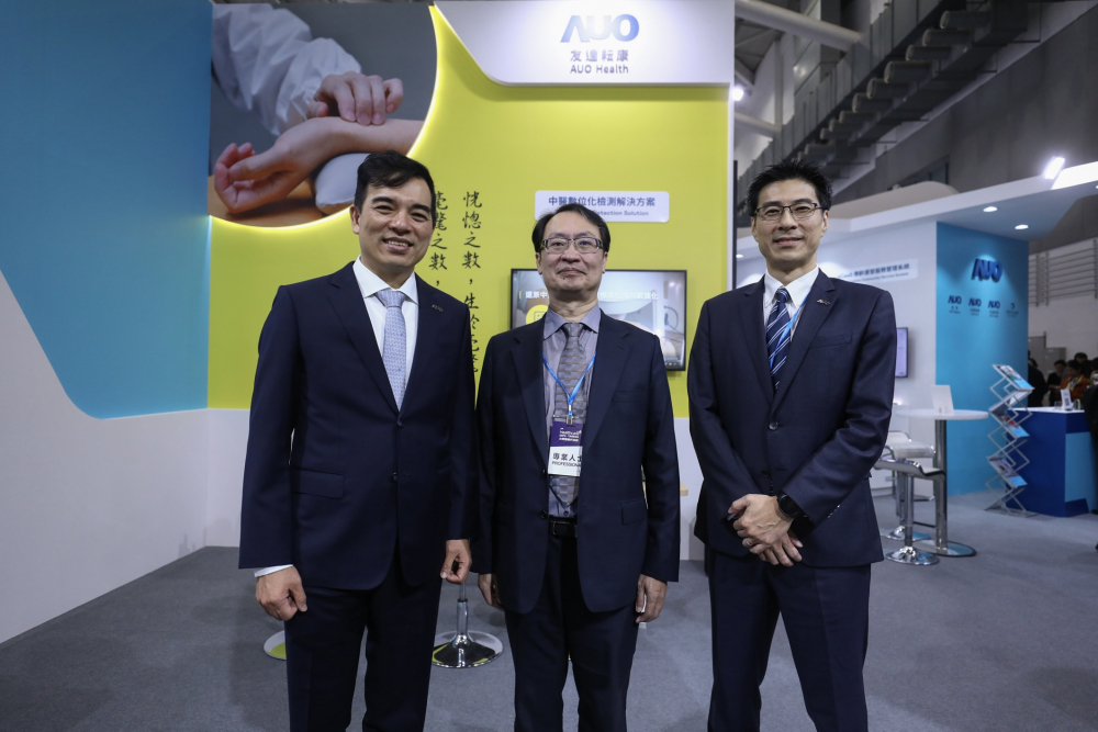 首次於醫療科技展亮相的友達耘康，捐贈數位化檢測設備與研究經費，協助衛福部國家中醫藥研究所打造中醫大數據資料庫。圖由左至右為友達光電執行長暨總經理柯富仁、衛福部國家中醫藥研究所所長蘇奕彰、友達光電智慧醫療事業群總經理廖世宏