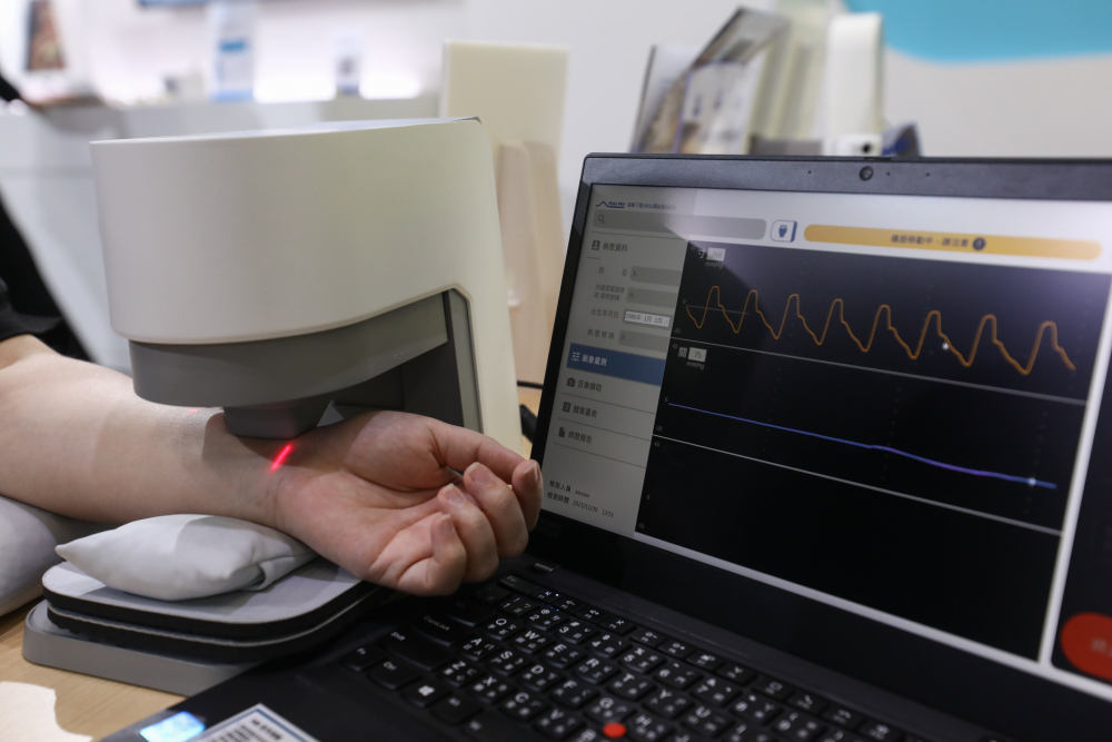 友達耘康脈象檢測系統透過電腦精準控制升降系統，還原中醫師三指把脈過程的舉、按、尋手法，將脈象感受轉化成數據，未來可結合大數據分析，實現智慧醫療及準確性