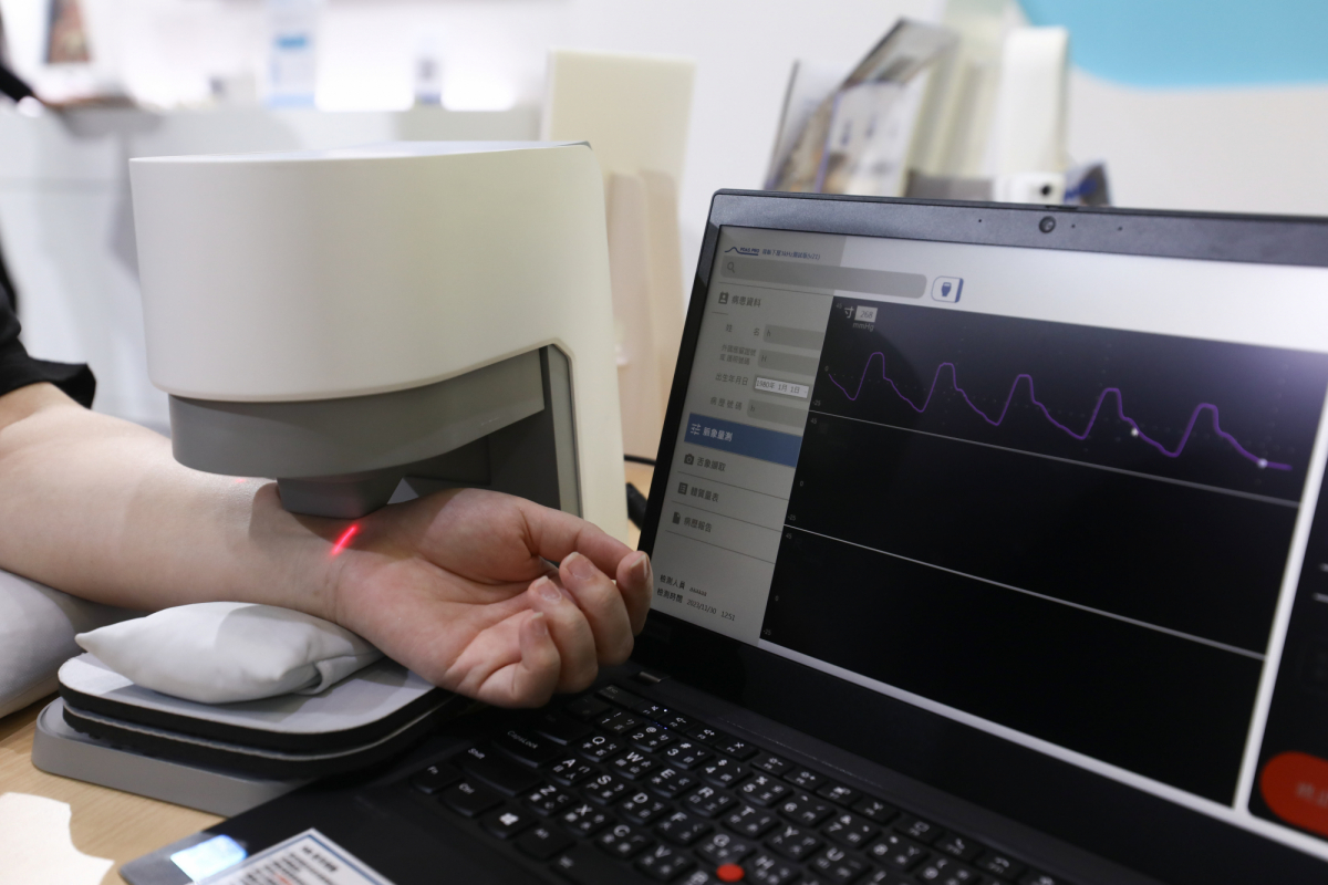 友達耘康脈象檢測系統透過電腦精準控制升降系統，還原中醫師三指把脈過程的舉、按、尋手法，將脈象感受轉化成數據，實現智慧醫療及準確性