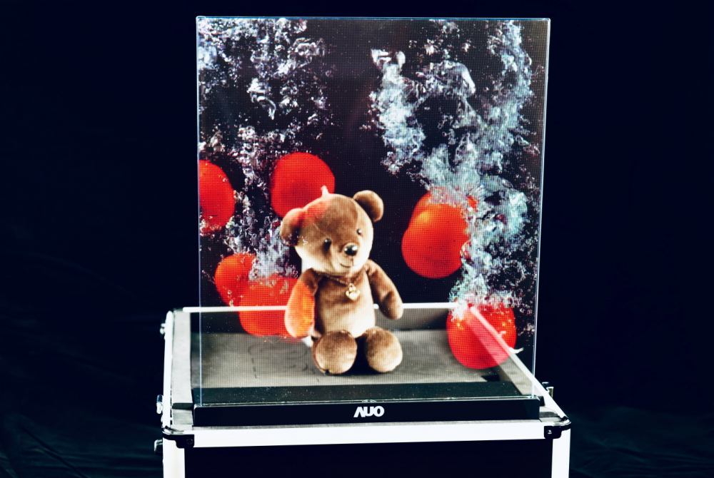 友達以次世代Micro LED顯示技術打造之透明顯示器，具備高穿透、低繞射、高亮度、可拼接之特性，可廣泛應用於智慧移動、零售、育樂和醫療等多元場域