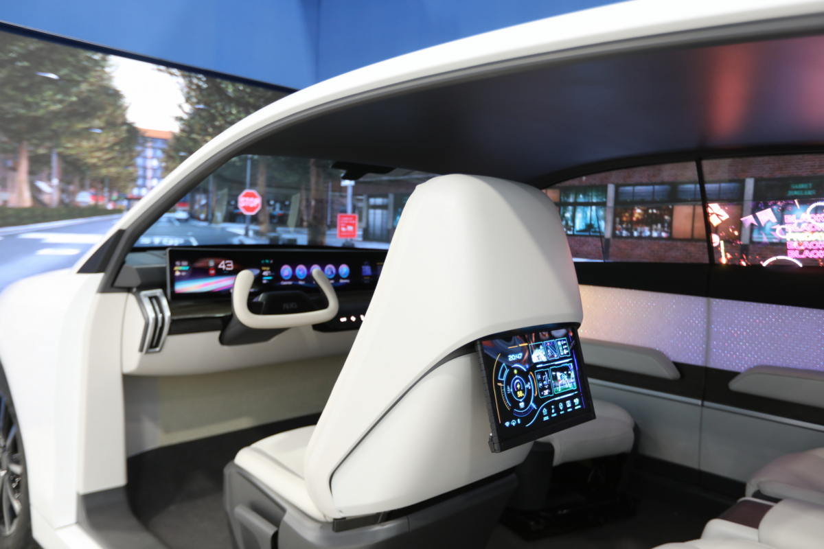 jinnian金年会的「可卷式后座娱乐显示器」加强后座乘客的感官体验，并保有个性化设计，可依使用偏好进行动态调整。
