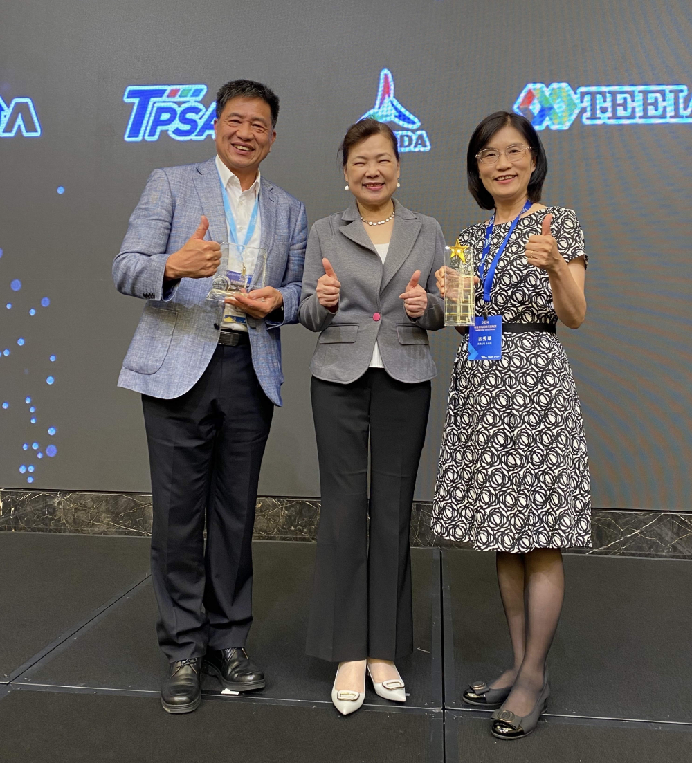 友達致力推動永續發展，於Touch Taiwan2024以3R策略貫穿Display、ESG展位實現綠色展覽目標之成果，Display展位獲綠色裝潢設計鑽質獎最高榮譽，ESG同獲金質獎殊榮。由經濟部長王美花（中）親自頒予友達光電董事長彭双浪（左）、友達光電永續長古秀華（右）
