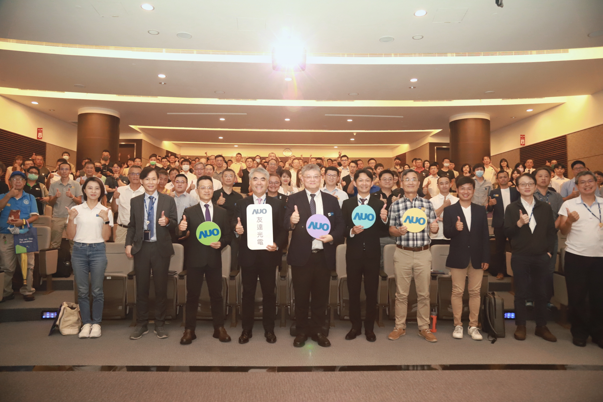 友達光電邀請領域專家共研再生能源發展、電力需求及建築物減碳等議題進行交流，盼共擘綠色永續生態圈的嶄新契機。