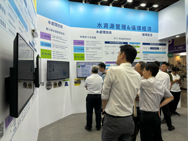 友達以深厚的智慧製造經驗發展永續戰略，積極延伸價值鏈，轉化成可供外界使用的綠色智慧服務，進軍SEMICON Taiwan 2024，提供半導體產業鏈打造AI世代的永續即戰力。