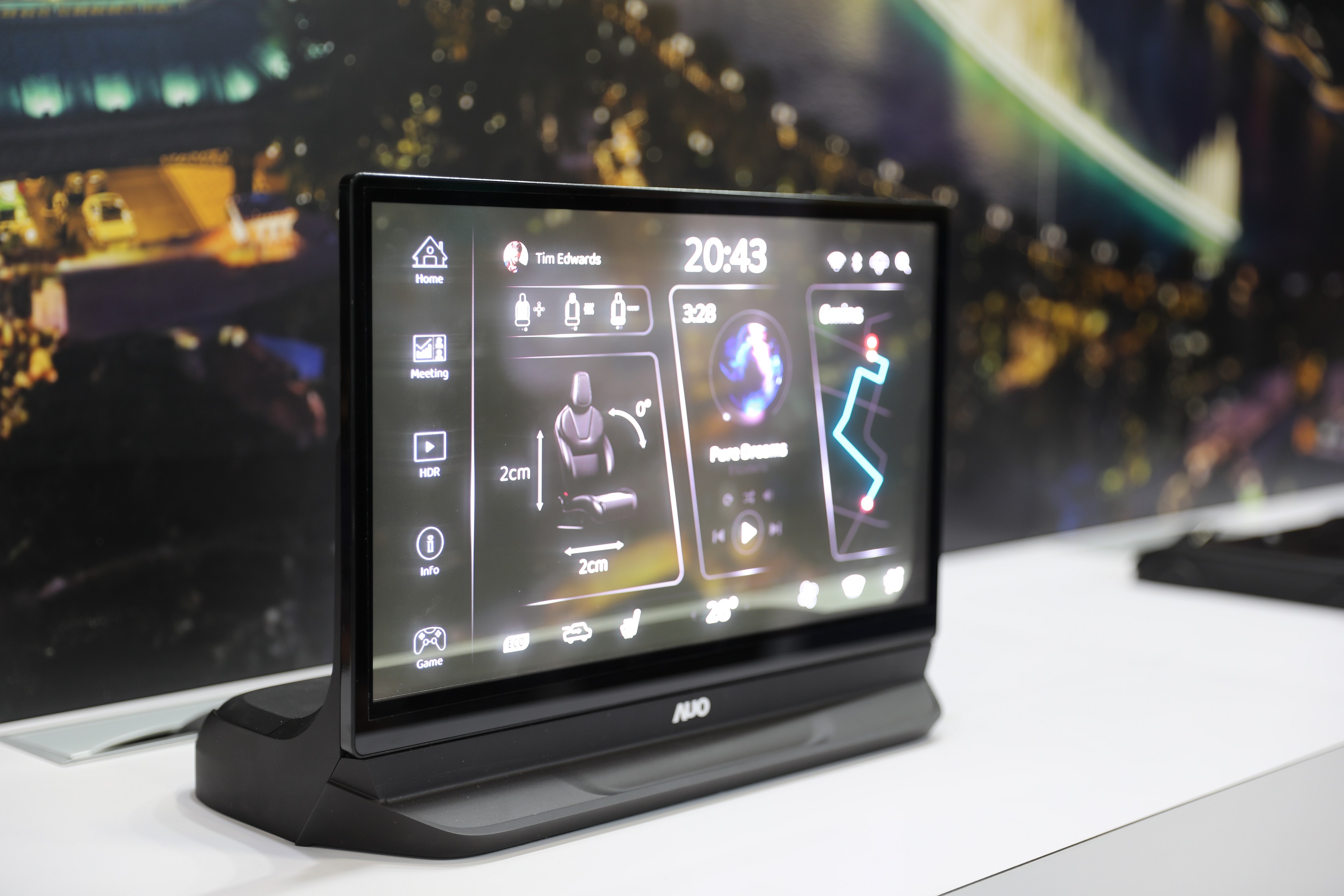 友達將Micro LED透明顯示技術整合黑切換技術的解決方案，釋放強大的技術自主開發能力，跨越室內外應用界限，開創業界第一台17.3吋快速黑切換透明觸控Micro LED顯示器