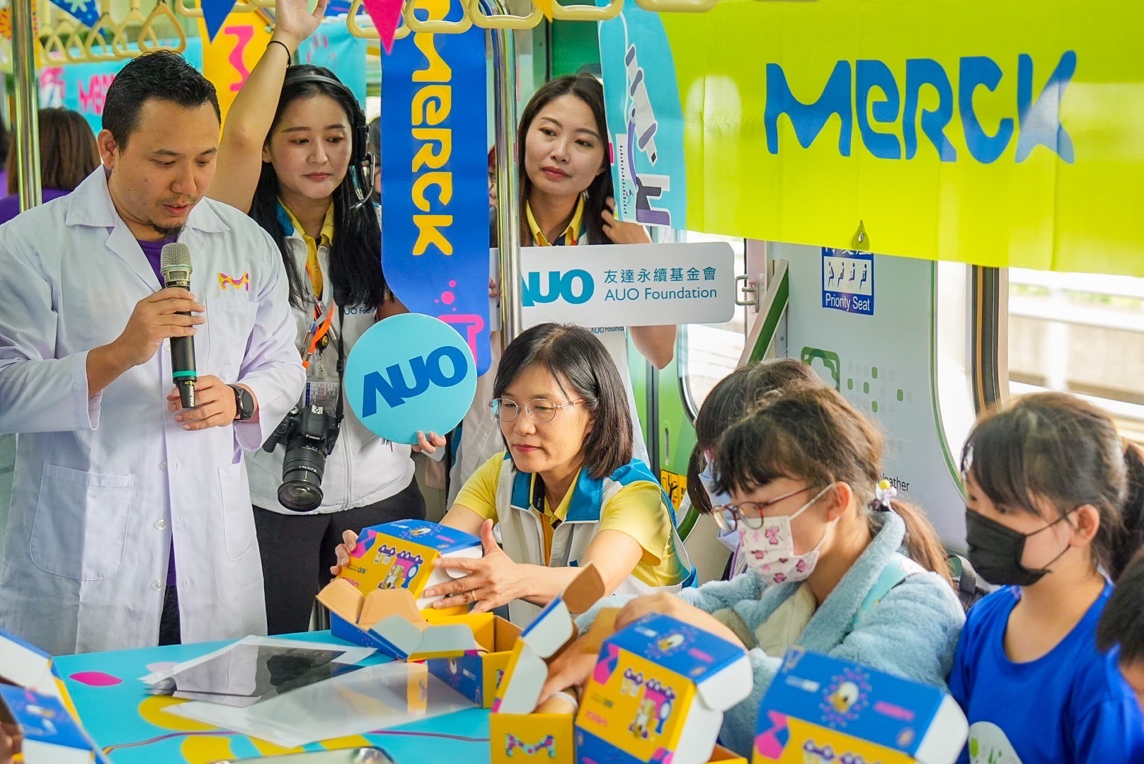 友達以光電、再生能源、水資源三大核心，設計「再生能源和循環經濟」多元永續教育主題，並攜手供應鏈夥伴默克開發創意科學教材及實作體驗，期讓永續素養透過科學探索向下扎根