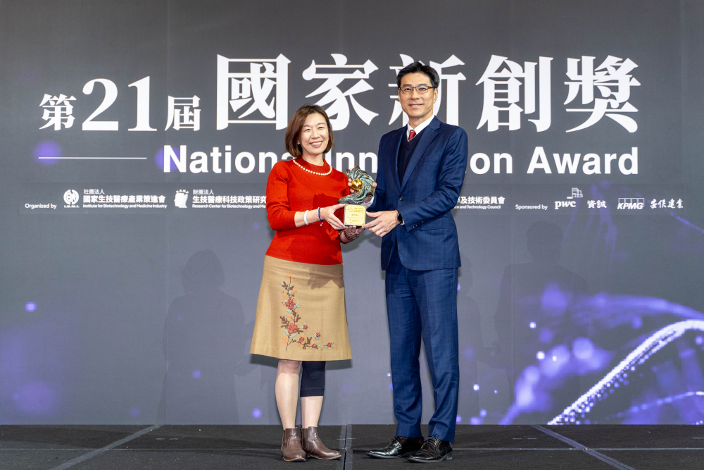 友達旗下子公司友達耘康與達擎分別以「中醫數位化檢測解決方案」及「寬視角3D醫療顯示器」獲得第二十一屆國家新創獎「智慧醫療與健康科技」類別的「企業新創獎」與「國家新創精進獎」兩項殊榮。圖左為衛生福利部政務次長林靜儀、圖右為友達光電智慧醫療事業群總經理廖世宏