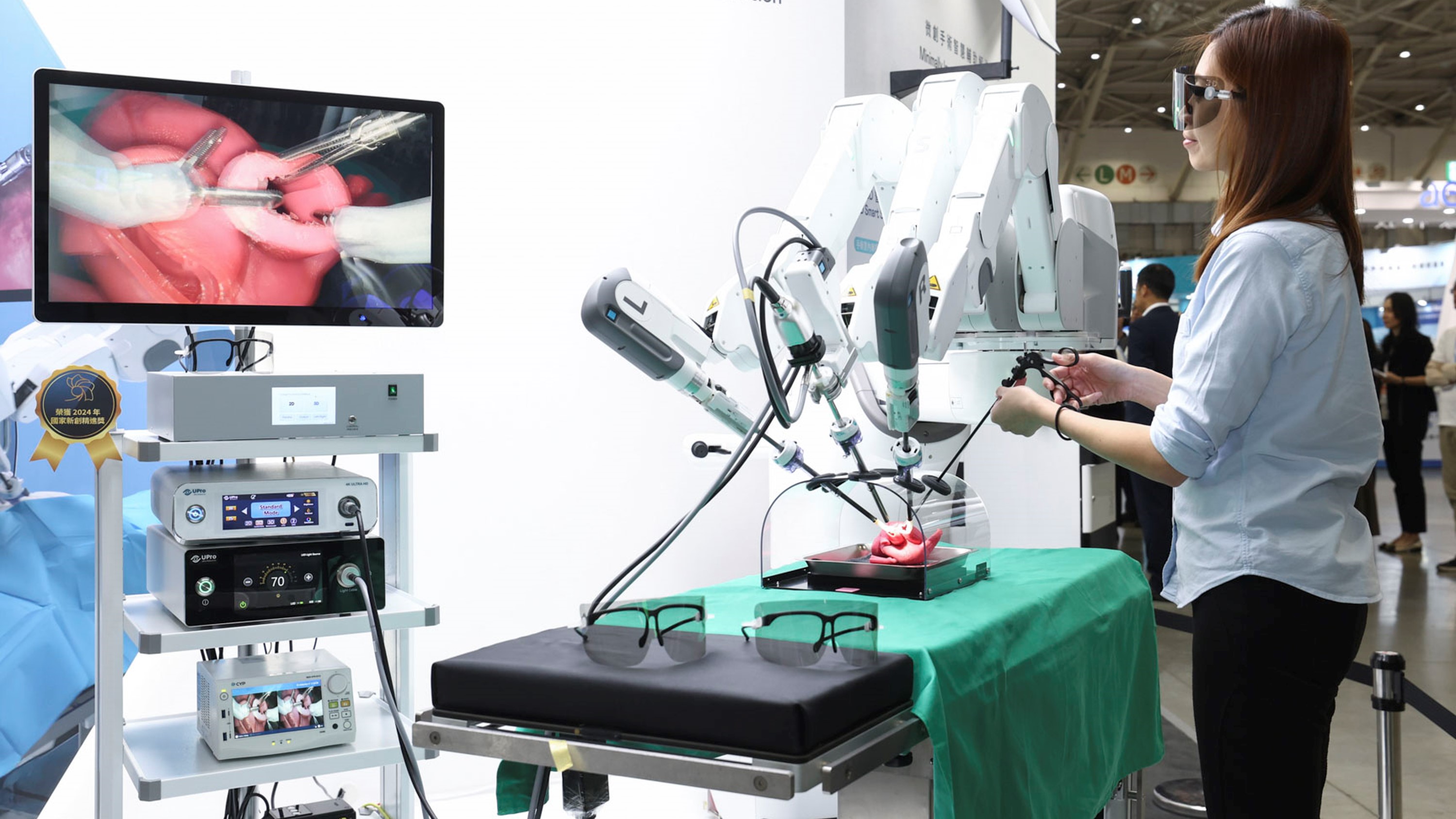 達擎寬視角3D醫療顯示器可應用於機器人手術即時3D解決方案，提供醫療團隊即時、同步的3D手術影像，提升溝通效率與手術安全性