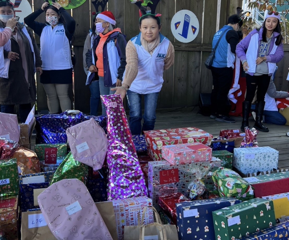 友達永續基金會「圓夢列車」年年迴響熱烈，認捐同仁精心挑選禮物、巧手包裝，整理成隊後，將祝福一一打包送出