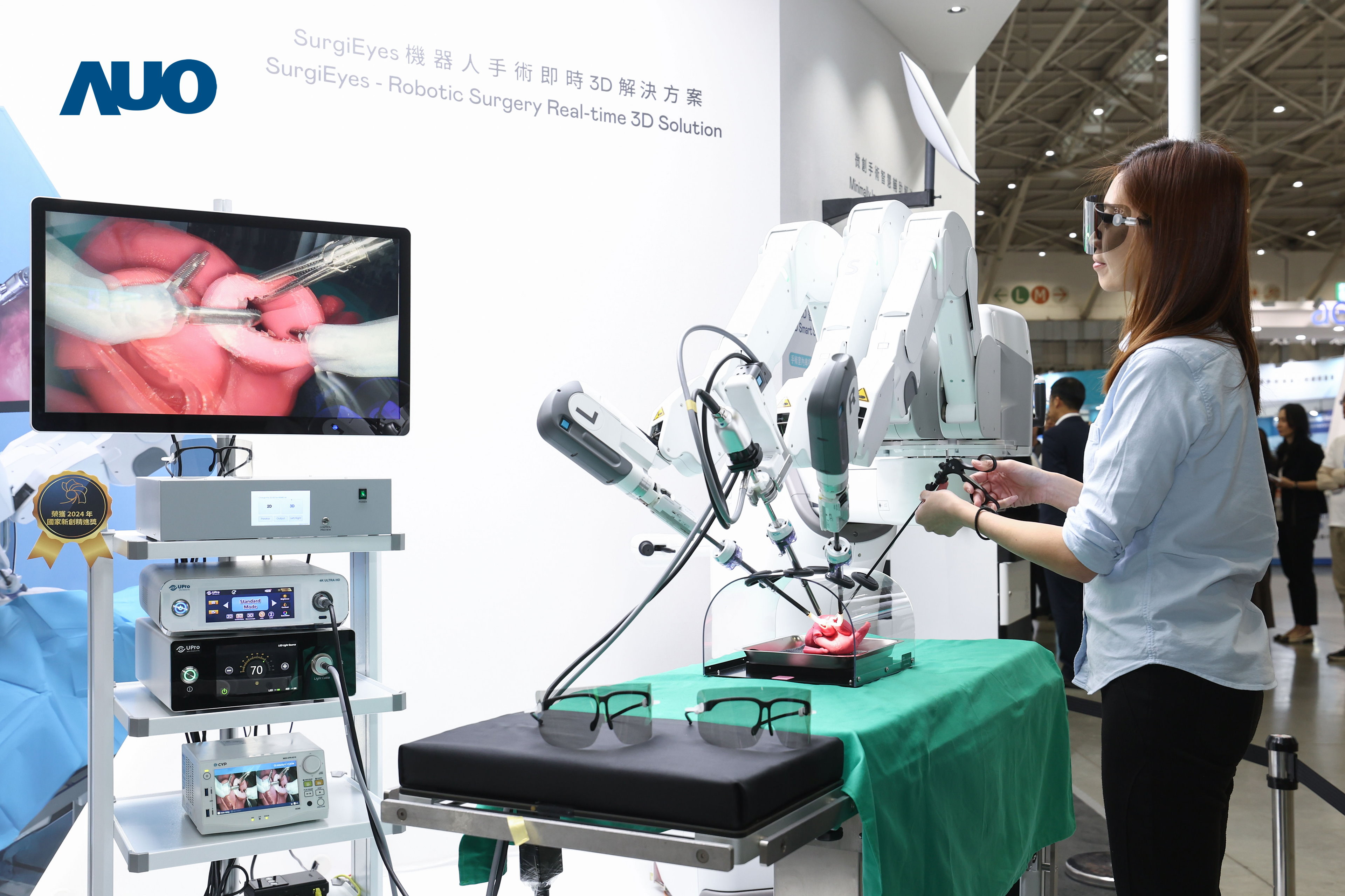 达擎以领先的3D显示技术推出〝SurgiEyes机器人手术实时3D解决方案〞，整合先进3D图像处理与独家3D垂直宽视角、广色域的显示技术，手术团队可实时同步主刀医师视角看到清晰3D影像，提升沟通效率与安全性。