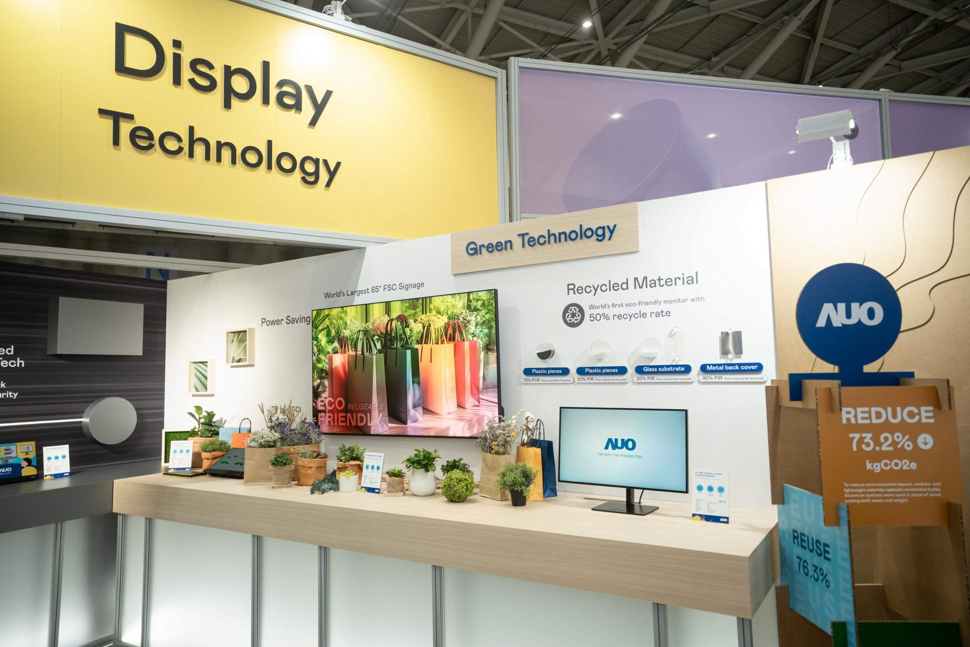 友達Touch Taiwan 2025雙展位再度獲etouch 綠色裝潢設計獎肯定；智慧顯示展位以鋁製模組系統取代傳統木作施作，並在相關裝潢物與設計使用可回收、可重複使用的材料，體現低碳與循環精神。