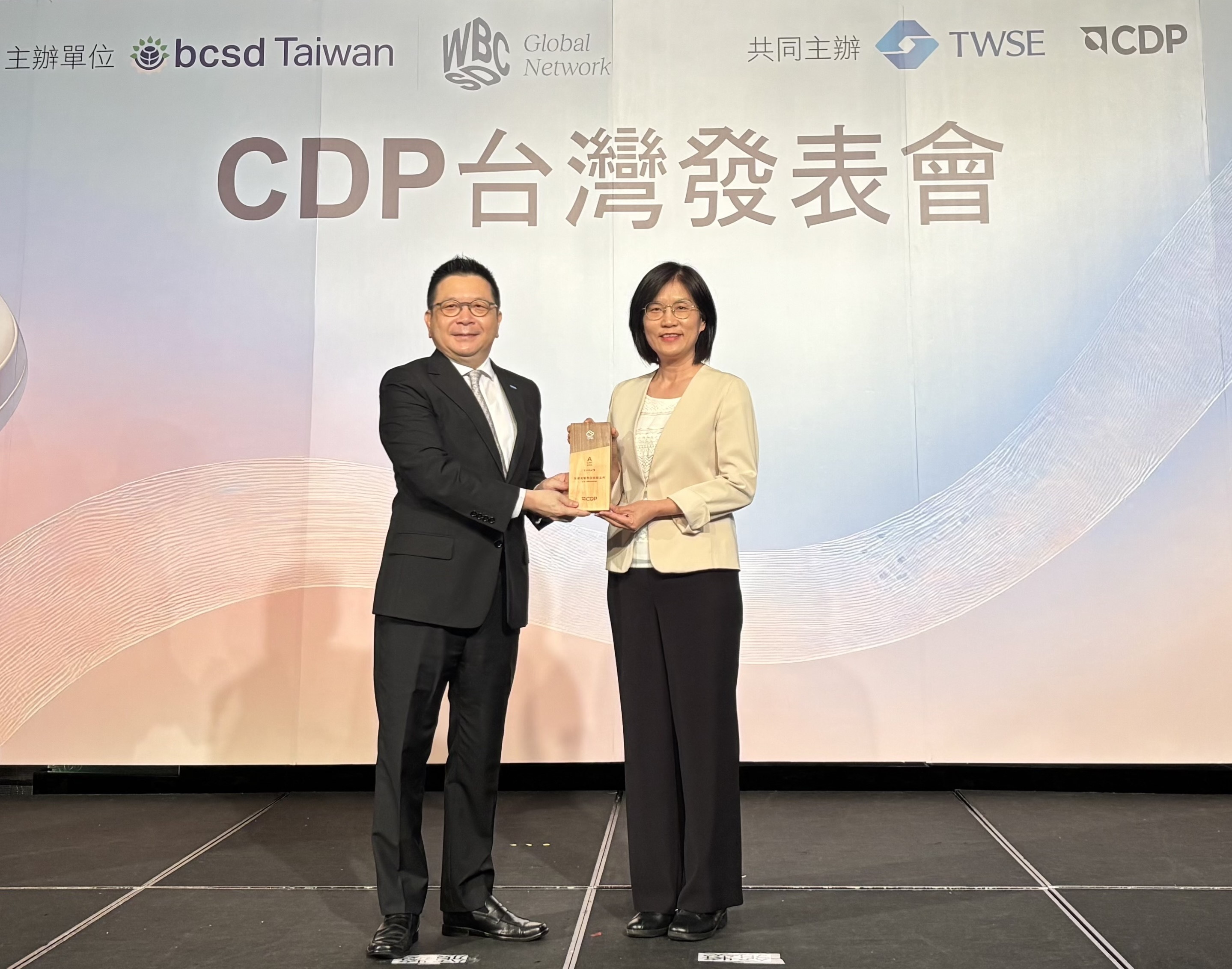 友達永續成果再獲國際評比肯定，獲頒CDP氣候與水資源雙項領導力評級。今由臺灣證券交易所董事長林修銘（左）頒獎，友達光電永續長古秀華（右）代表受獎