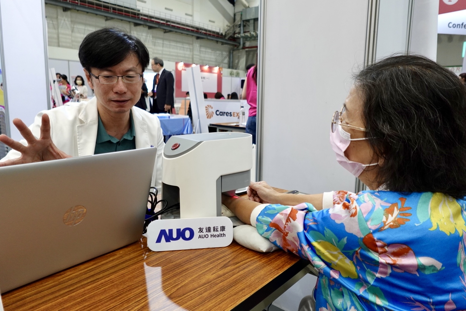 友達耘康與台北市中醫師公會於「2025台北國際照顧博覽會」攜手合作，提供參訪民眾中醫數位化檢測體驗與健康諮詢