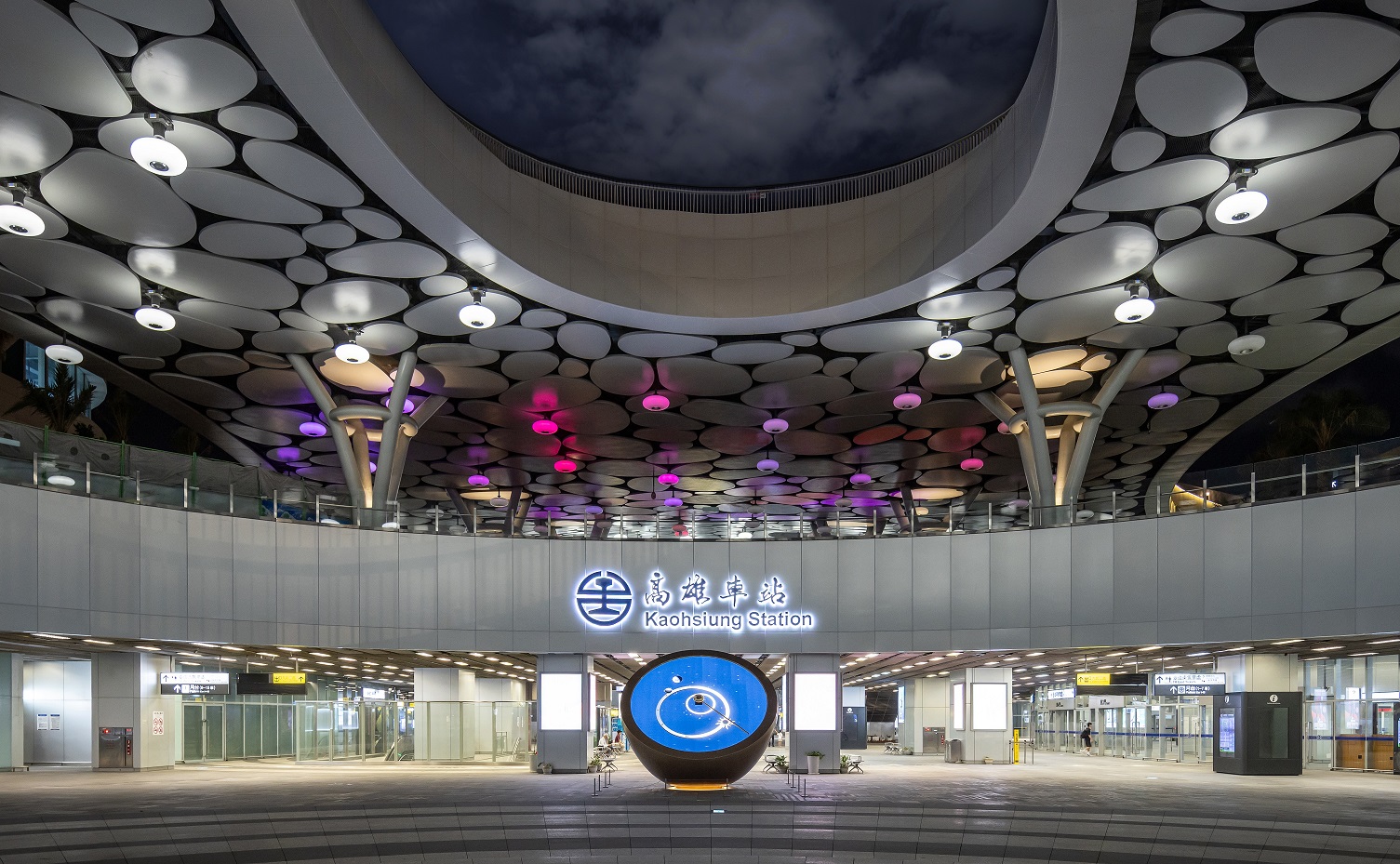 創利空間參與《高雄車站共感空間》公共藝術計畫，擔任視覺科技整合夥伴。於「看時間」天文鐘作品中提供技術指導，整合圓形LED鐘面與鐘體結構，在時間、天象星盤與空間氛圍間生動展演