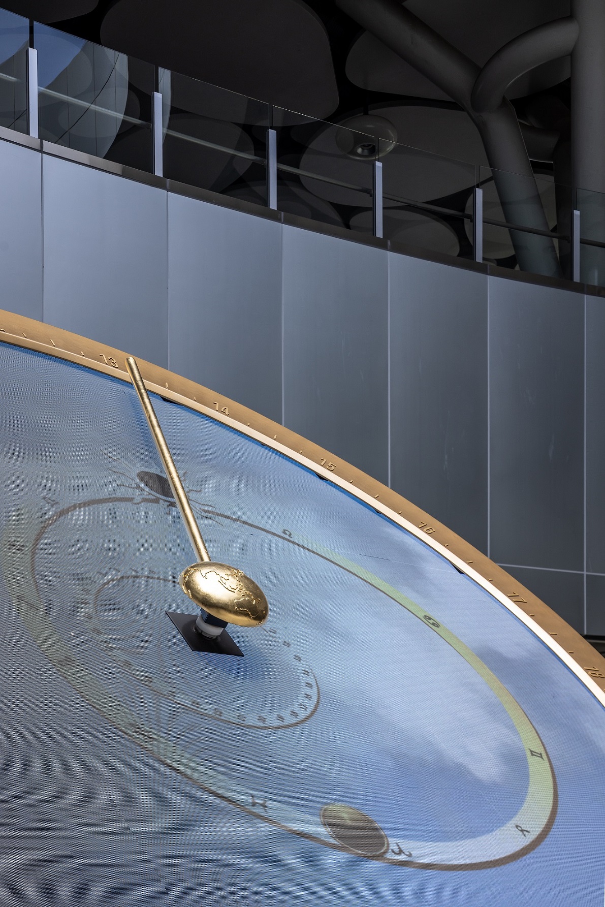 創利空間參與《高雄車站共感空間》公共藝術計畫，擔任視覺科技整合夥伴。於「看時間」天文鐘作品中提供技術指導，整合圓形LED鐘面與鐘體結構，在時間、天象星盤與空間氛圍間生動展演