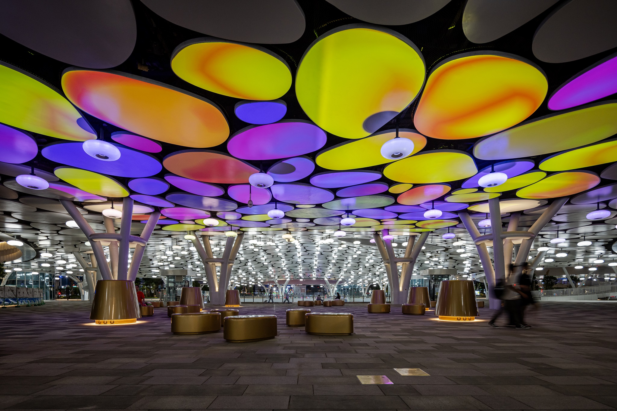 於「染色彩」作品中，創利空間協助藝術團隊將高雄車站天棚2700片鋁製雲朵染上繽紛色彩，從設備設定、光影軟體串接到現場調校，確保光線準確落在雲朵表面，展現層次與意境