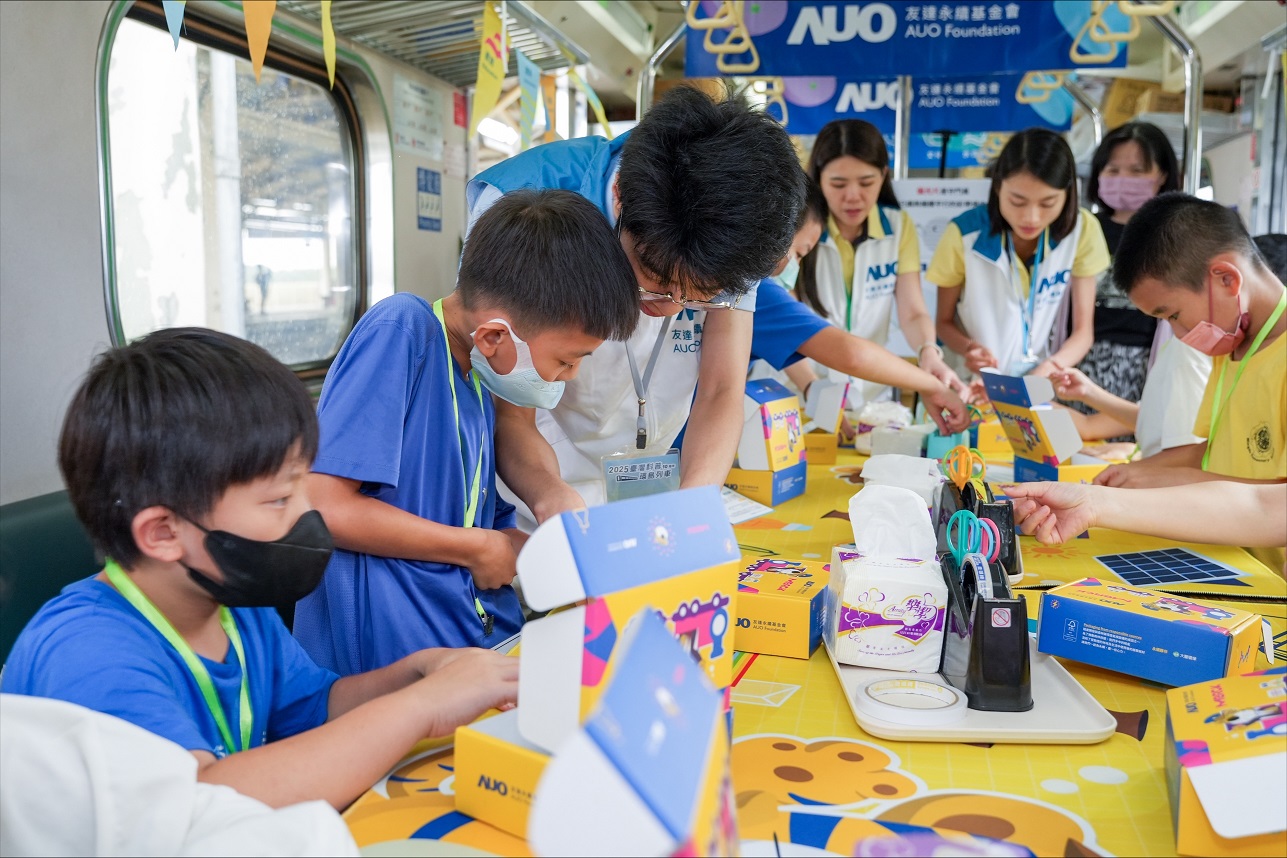 今年友達設計「光電、再生能源、水資源」三大課程主題，攜手供應鏈夥伴默克及大豐環保，以循環經濟理念開發創意教材