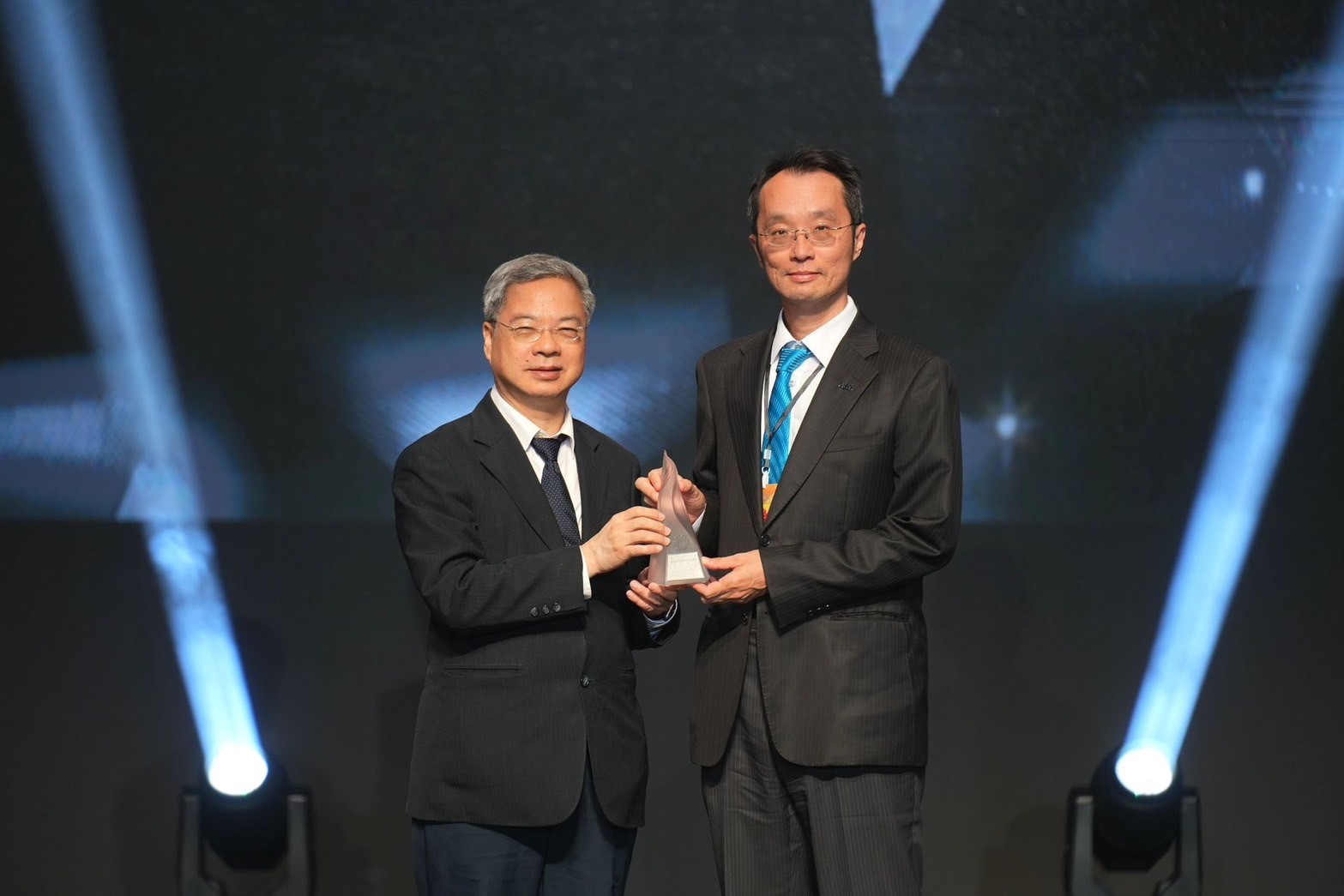 「友達「177吋高透明度Micro LED顯示器」獲得台灣精品銀質獎，由友達光電顯示產品研發總部副總經理吳仰恩（右）代表領獎