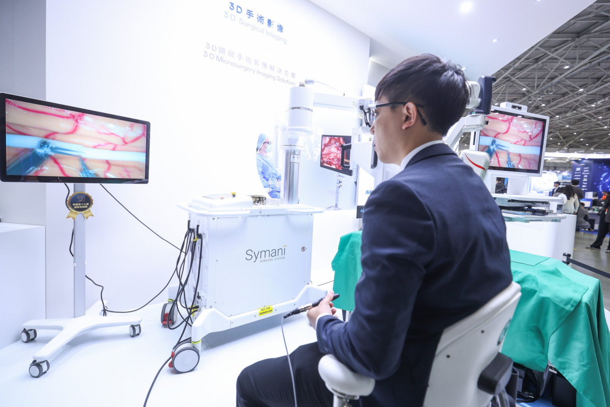 达擎推出〝3D显微手术影像解决方案〞，将3D影像技术从腹腔内视镜手术延伸至神经、血管、淋巴等高难度显微手术，提供超清晰立体视野，协助医疗团队在复杂手术中完成精准细腻操作。