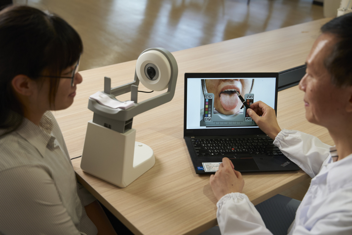 友達耘康的「舌象辨識軟體」則運用AI與大數據技術，可快速辨識舌色、舌形、苔色、苔質等特徵，顯著提升舌象辨識效率，優化檢測流程。