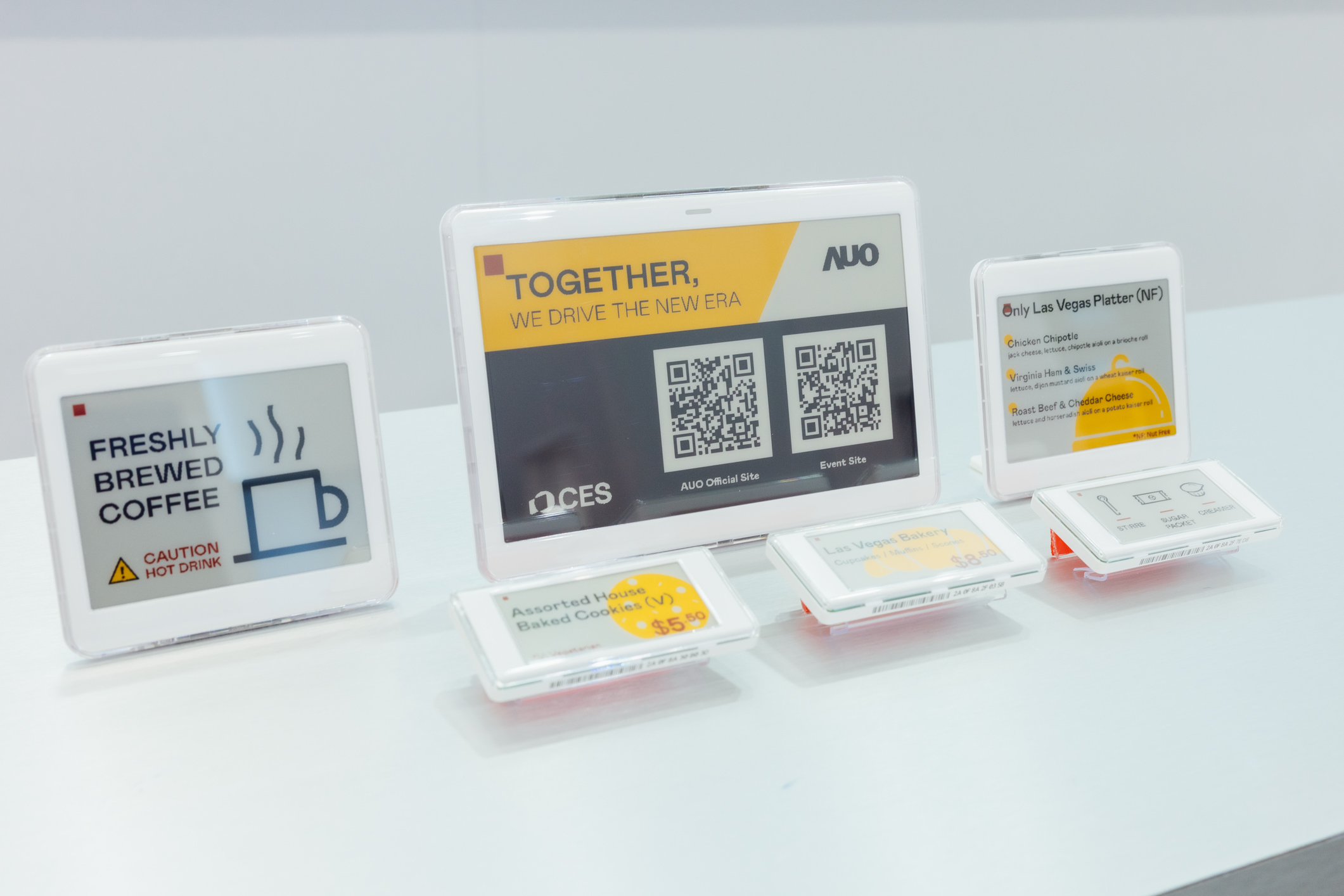 达擎开发的低功耗、全彩的aecoPost电子纸解决方案，仅在更新画面时需要微量的电力驱动，无需布建电线的便捷设计，使其可灵活应用、弹性选择置放处；可搭配aecoTag电子货架卷标解决方案，驱动商店内所有数字广告牌和电子货架卷标，以远程控制实现动态变价，提升门市人员作业效率，并以无纸化落实永续经营目标。