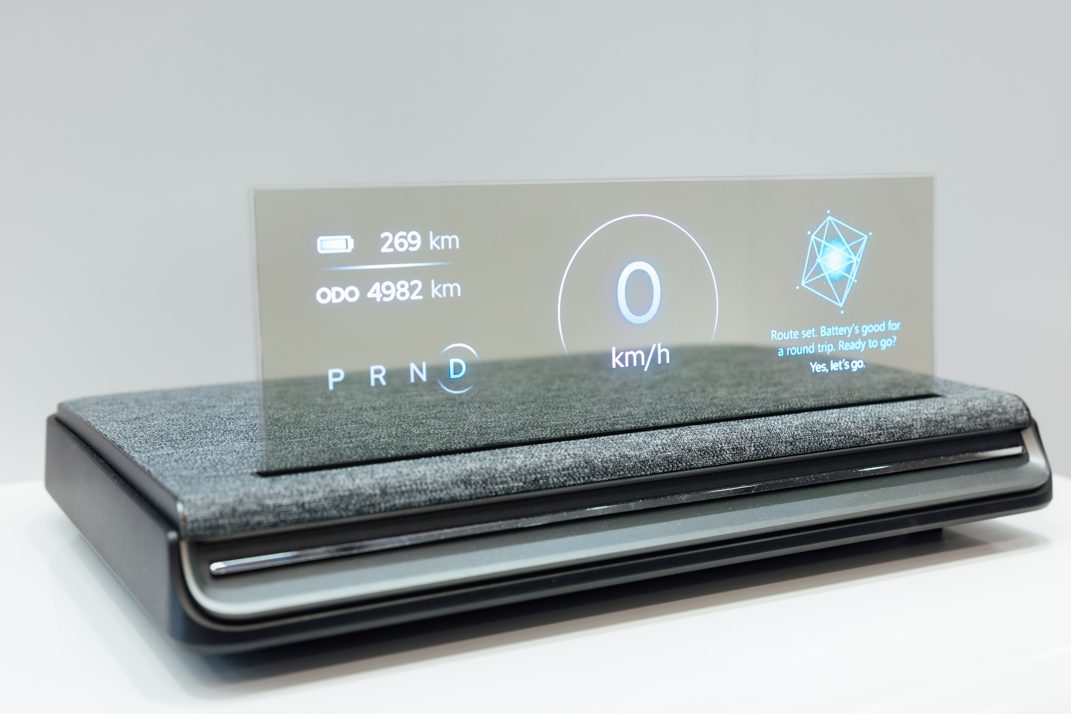 全球首款Aero Module透明Micro LED显示器模块外观轻盈通透，可与数字内容完美融合，提供动态显示、先进控制、个人化沉浸感受。