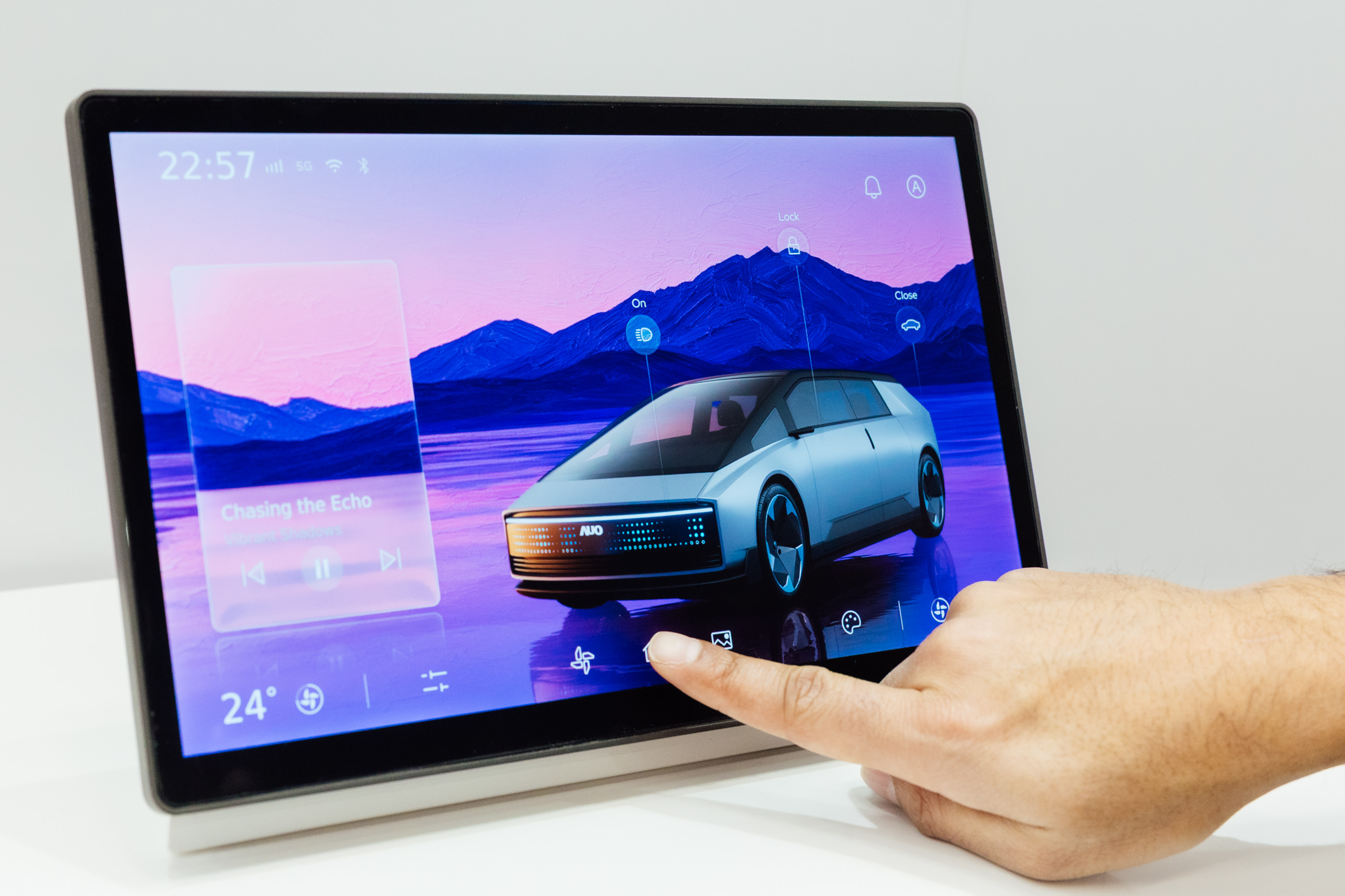 将先进抗反光技术导入于CID中控台呈现全时可视效果，并支持与座舱环境完美融合，带来清晰且不干扰的驾驶与座舱操作体验，兼容座舱质感与行车安全。